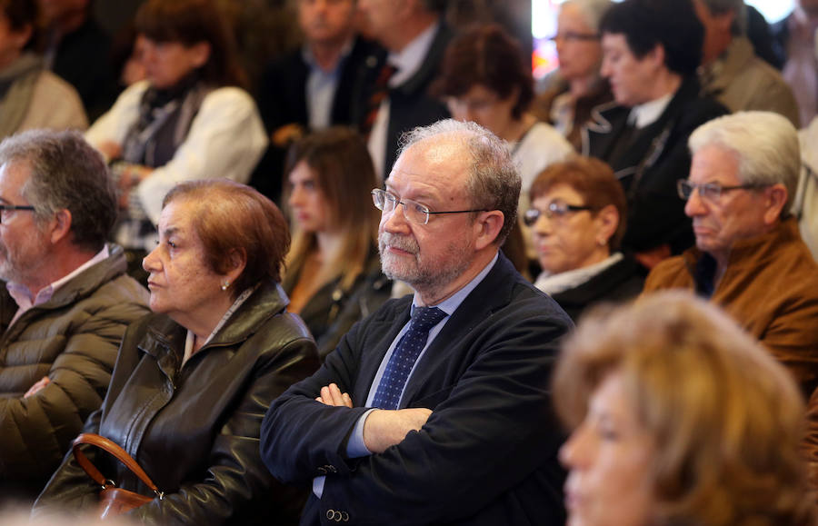 La capilla del tanatorio de Los Arenales se ha quedado pequeña para acoger al grn número de personas que ha querido dar su último adiós a Rafa Sariego, el consejero de Sanidad que impulsó la construcción del actual Hospital Central de Asturias. Personalidades de la política, la economía y la cultura de Asturias han arropado a su familia en estos difíciles momentos.