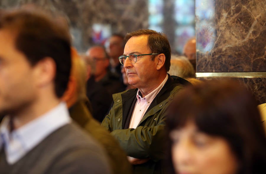 La capilla del tanatorio de Los Arenales se ha quedado pequeña para acoger al grn número de personas que ha querido dar su último adiós a Rafa Sariego, el consejero de Sanidad que impulsó la construcción del actual Hospital Central de Asturias. Personalidades de la política, la economía y la cultura de Asturias han arropado a su familia en estos difíciles momentos.