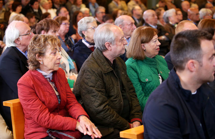 La capilla del tanatorio de Los Arenales se ha quedado pequeña para acoger al grn número de personas que ha querido dar su último adiós a Rafa Sariego, el consejero de Sanidad que impulsó la construcción del actual Hospital Central de Asturias. Personalidades de la política, la economía y la cultura de Asturias han arropado a su familia en estos difíciles momentos.