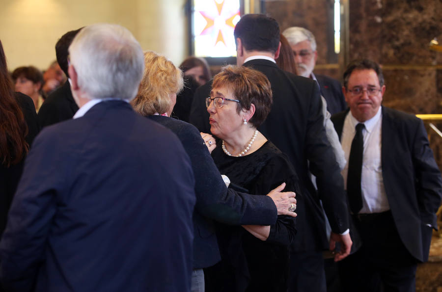La capilla del tanatorio de Los Arenales se ha quedado pequeña para acoger al grn número de personas que ha querido dar su último adiós a Rafa Sariego, el consejero de Sanidad que impulsó la construcción del actual Hospital Central de Asturias. Personalidades de la política, la economía y la cultura de Asturias han arropado a su familia en estos difíciles momentos.