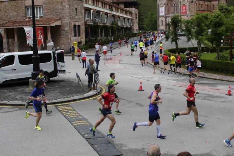 El leonés Sergio Sánchez pulveriza el récord de la media de Cangas de Onís, en el que la gallega Paula Mayobre también superó la mejor marca que ella misma ostentaba.