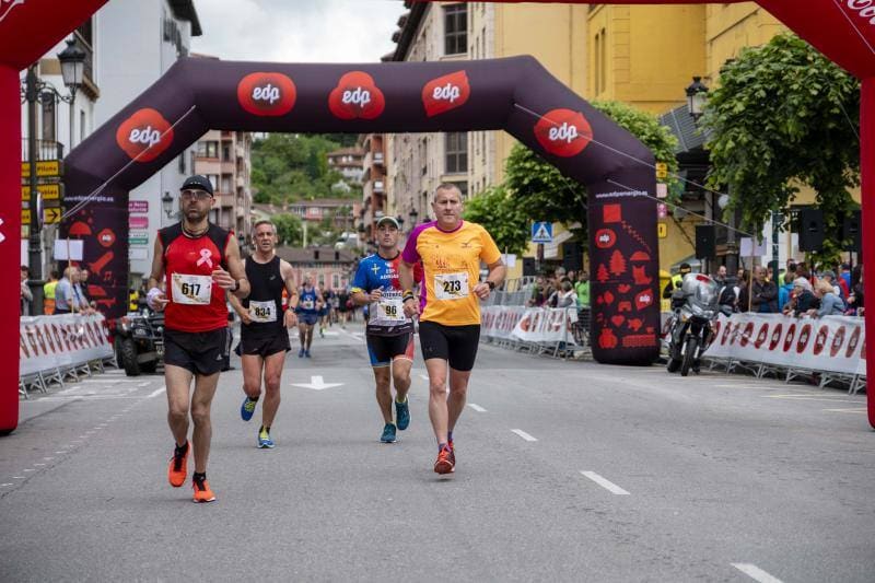 El leonés Sergio Sánchez pulveriza el récord de la media de Cangas de Onís, en el que la gallega Paula Mayobre también superó la mejor marca que ella misma ostentaba.