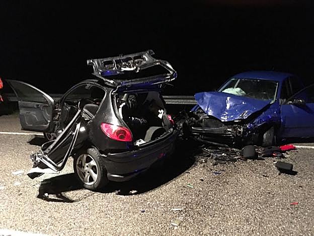 Estado en el que quedaron los vehículos tras el brutal impacto el sábado por la noche en la AS-117 en Blimea. 