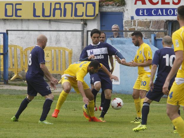 David González pugna por un balón, con Óscar Pérez a la izquierda y Luis Morán a la derecha, con el '10' a la espalda. 