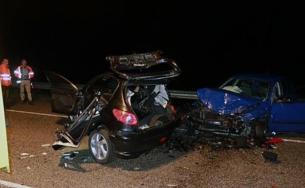 Estado en el que quedaron los vehículos tras el brutal impacto el sábado por la noche en la AS-117 en Blimea