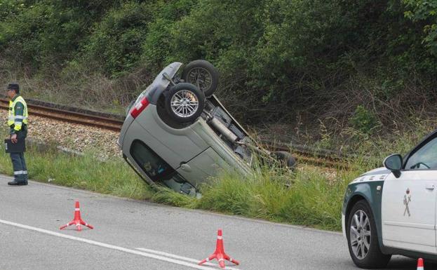 El vehículo quedó volcado junto a las vías del tren.