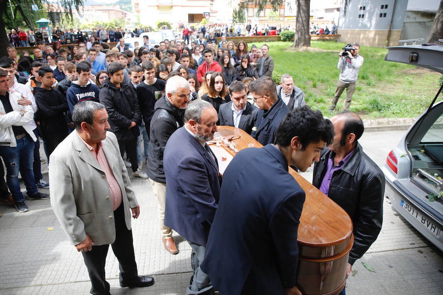 Numerosas personas quisieron arropar a sus padres, hermanos y demás familia en la despedida a la chica de 17 años.