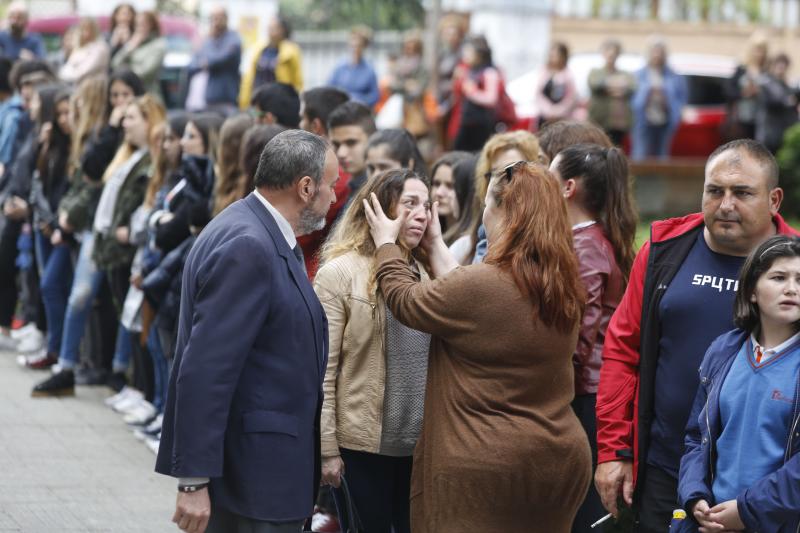 Numerosas personas quisieron arropar a sus padres, hermanos y demás familia en la despedida a la chica de 17 años.