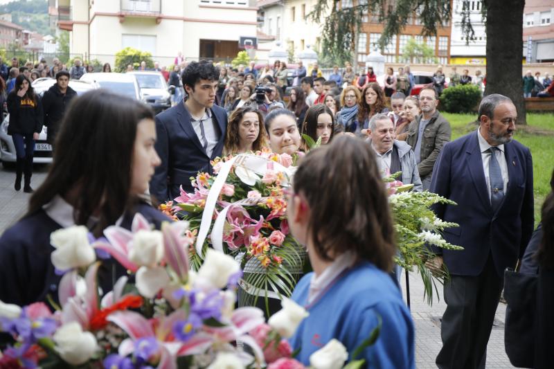 Numerosas personas quisieron arropar a sus padres, hermanos y demás familia en la despedida a la chica de 17 años.