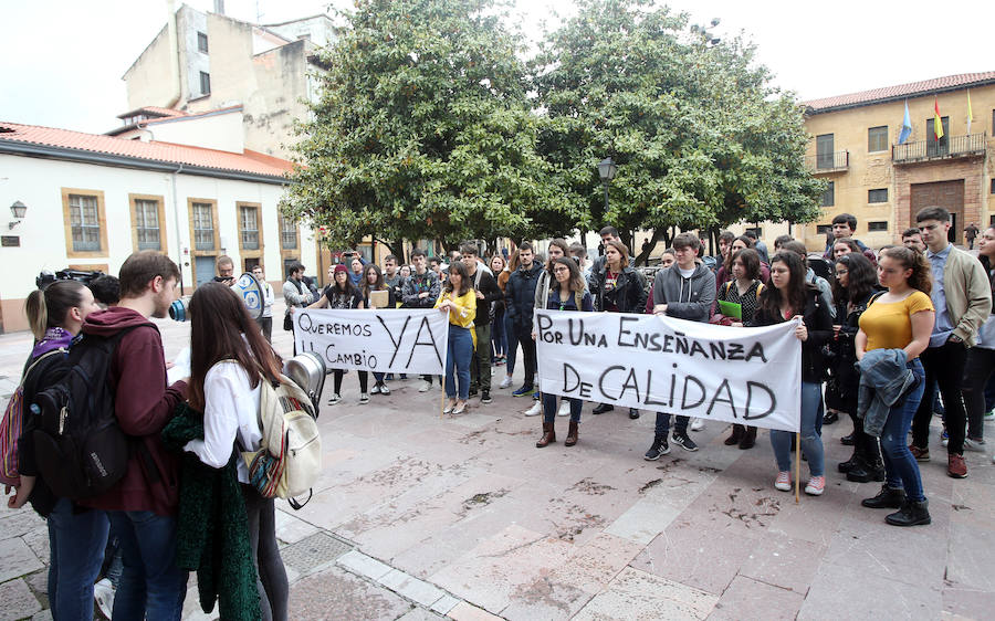 Medio centenar de estudiantes del Conservatorio de Oviedo han salido a la calle para pedir una «educación de calidad» y denunciar casos de acoso psicológico por parte de varios profesores. 