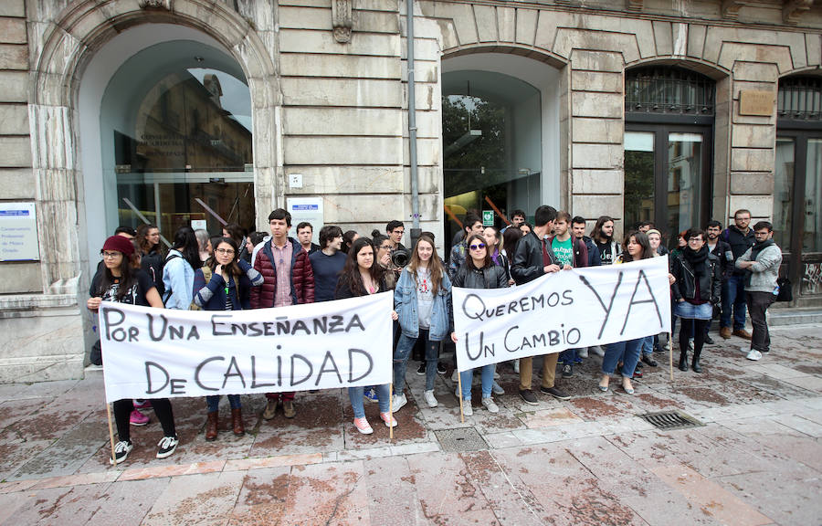 Medio centenar de estudiantes del Conservatorio de Oviedo han salido a la calle para pedir una «educación de calidad» y denunciar casos de acoso psicológico por parte de varios profesores. 