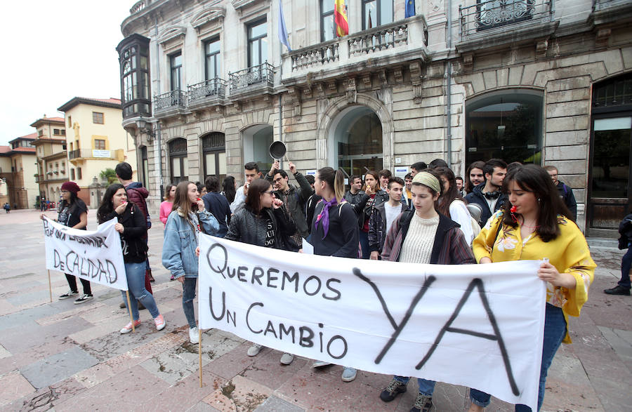 Medio centenar de estudiantes del Conservatorio de Oviedo han salido a la calle para pedir una «educación de calidad» y denunciar casos de acoso psicológico por parte de varios profesores. 