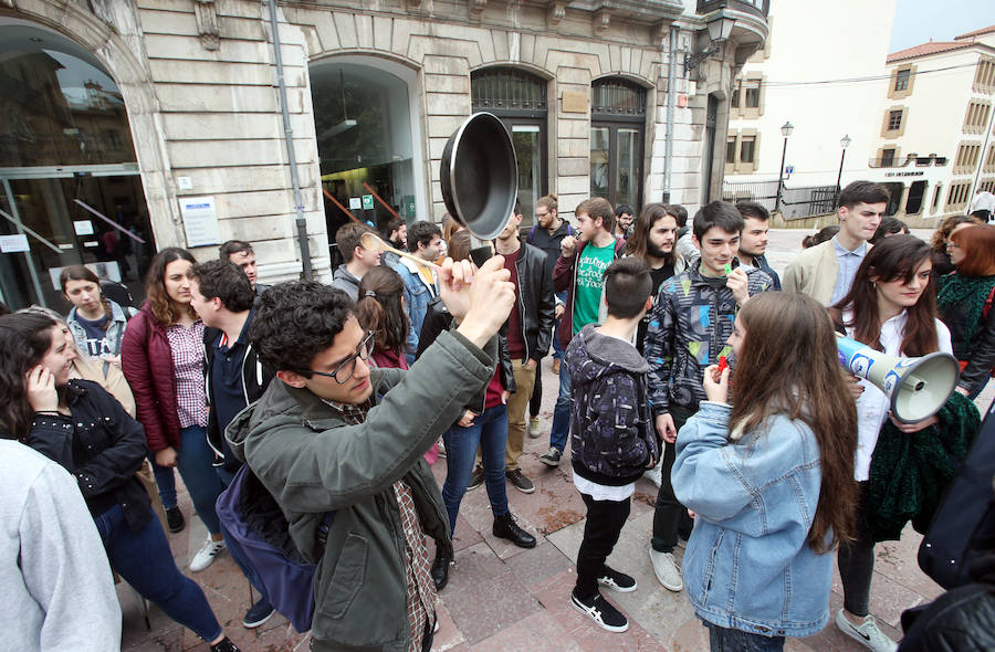 Medio centenar de estudiantes del Conservatorio de Oviedo han salido a la calle para pedir una «educación de calidad» y denunciar casos de acoso psicológico por parte de varios profesores. 