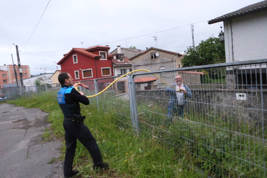 Los adolescentes prendieron fuego a un contenedor de reciclaje de papel e hicieron una hoguera en el patio