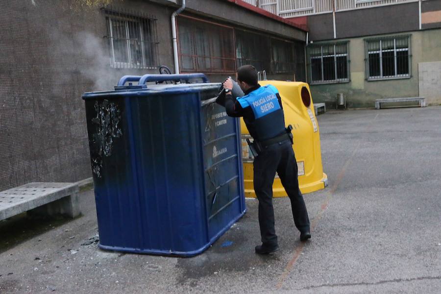 Los adolescentes prendieron fuego a un contenedor de reciclaje de papel e hicieron una hoguera en el patio