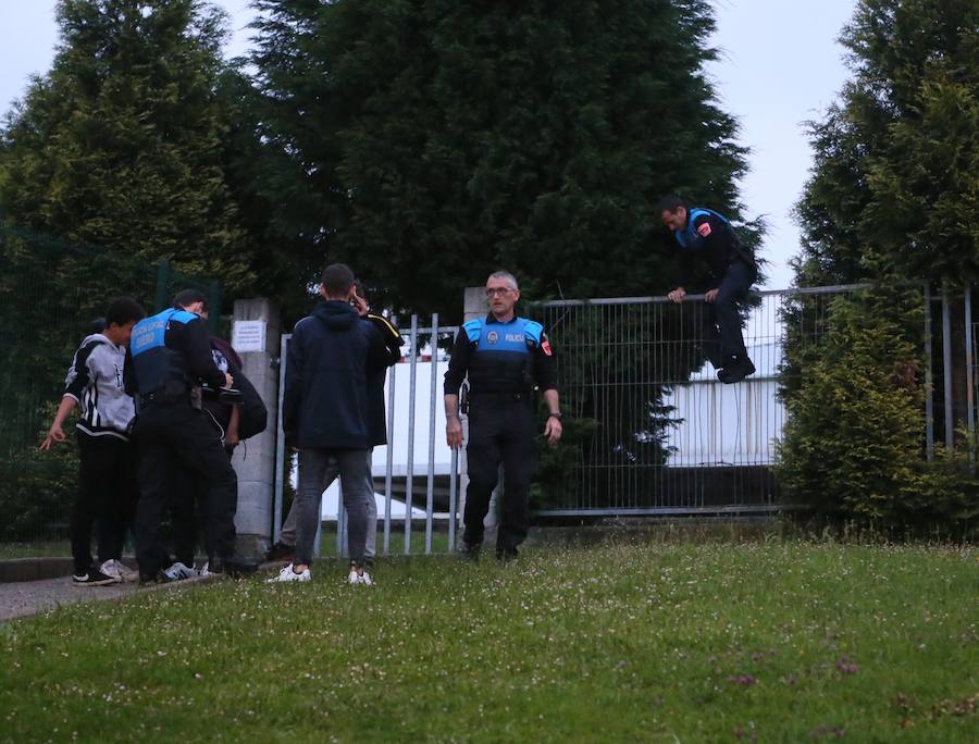 Los adolescentes prendieron fuego a un contenedor de reciclaje de papel e hicieron una hoguera en el patio