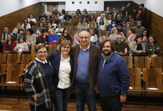 Dolores Trinidad Urizar, educadora del Hogar San José; Pilar Varela, consejera de Servicios y Derechos Sociales; el conferenciante Jorge Barudy, y Rafael Piñera, director de la Fundación Hogar de San José, antes de la conferencia ofrecida en el paraninfo del Colegio de la Inmaculada. 