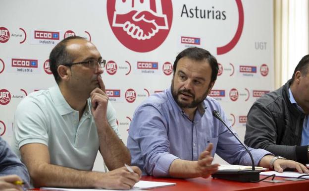 El secretario general de la Federación de Industria de CC OO, Damián Manzano, y el de UGT-FICA Asturias, Jenaro Martínez, durante la rueda de prensa.