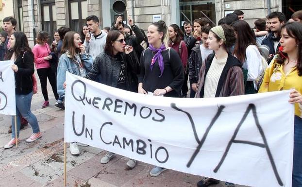 «Me pegó con el arco del violín y me llegó a dar besos en la boca»