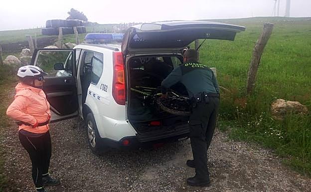 Auxiliados dos turistas gaditanos en la Sierra de Tineo