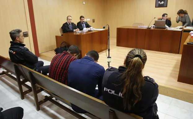 Imad A. e Illán M. A., ayer, durante el juicio en el Penal 2. 