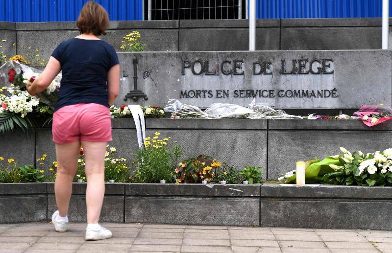 La ciudad belga recordó a las víctimas con un sentido minuto de silencio, encabezado por el primer ministro, Charles Michel, junto a decenas de policías y civiles con el rostro compungido y lágrimas en los ojos.