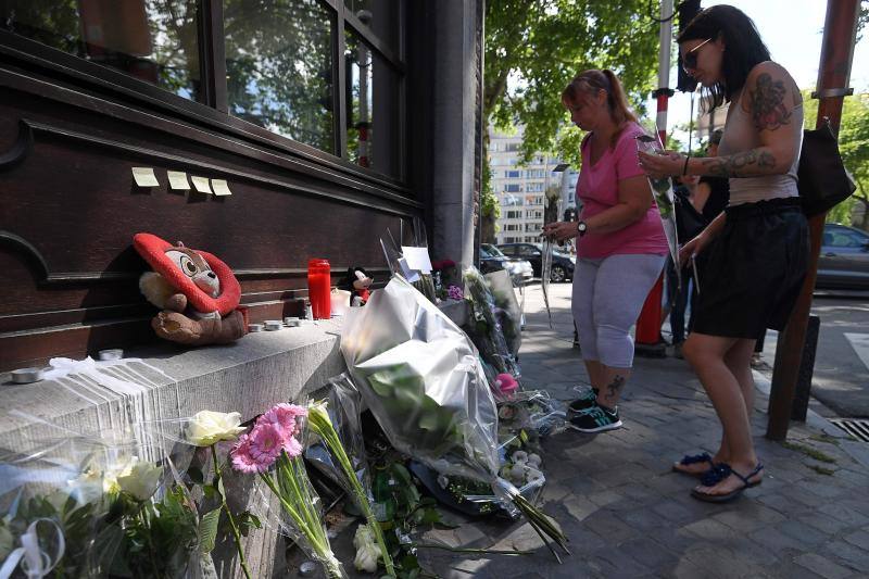 La ciudad belga recordó a las víctimas con un sentido minuto de silencio, encabezado por el primer ministro, Charles Michel, junto a decenas de policías y civiles con el rostro compungido y lágrimas en los ojos.
