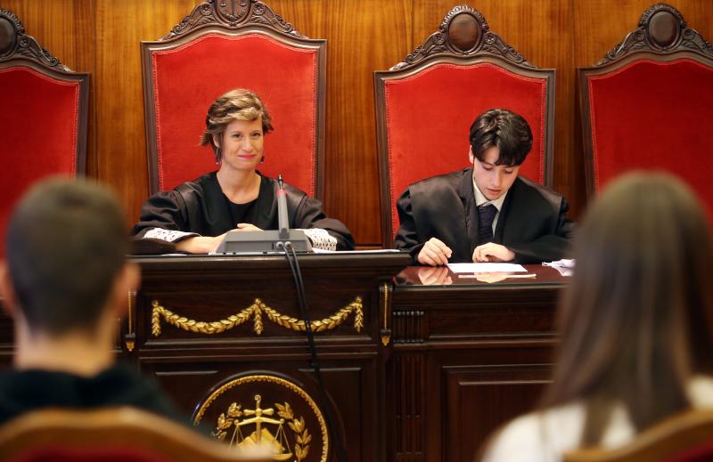 Alumnos del instituto Elisa y Luis Villamil de Vegadeo han visitado el Tribunal Superior de Justicia de Asturias (TSJA), donde han sido recibidos por el presidente del tribunal, Ignacio Vidau. La actividad se enmarca en el proyecto 'Educando en Justicia' del Consejo General del Poder Judicial.