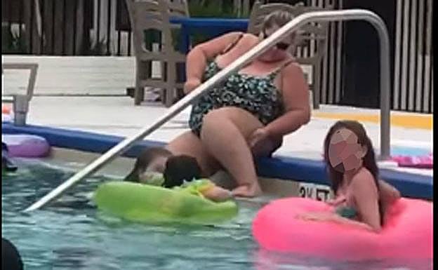 La desagradable práctica en una piscina llena de niños que se ha hecho viral