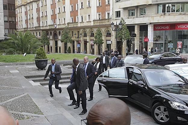 El presidente de Angola, entre guardaespaldas