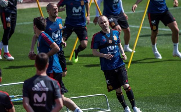 Azpilicueta, Silva e Iniesta, tres de los que estuvieron en Brasil, durante un entrenamiento de la selección.