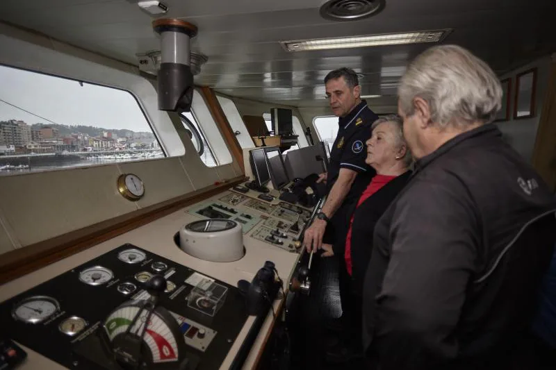 El buque Petrel I, del Servicio de Vigilancia Aduanera recala en Avilés con motivo de la concesión del premio Llámpara Natural de la Cofradía de la Buena Mesa de la Mar