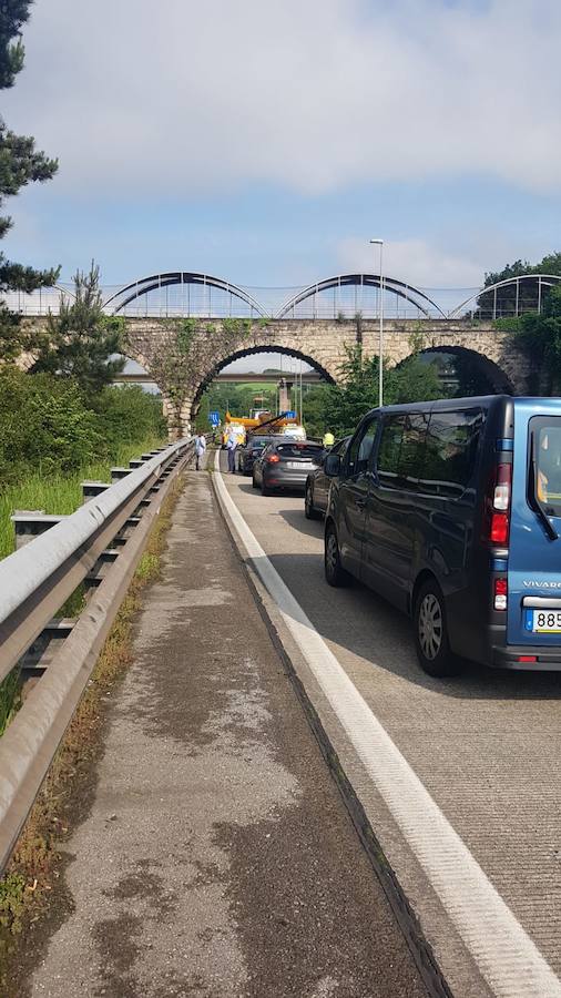 Fotos: El vuelco de la carga de un camión obliga a cortar la A-8 en Gijón