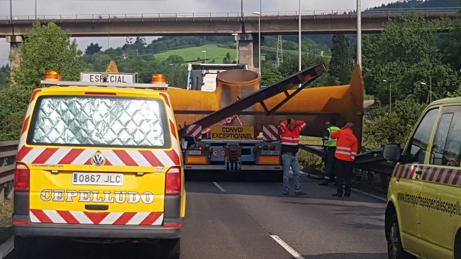 Fotos: El vuelco de la carga de un camión obliga a cortar la A-8 en Gijón