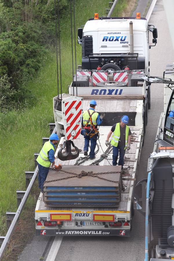 Fotos: El vuelco de la carga de un camión obliga a cortar la A-8 en Gijón