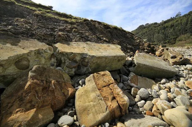 Las grandes rocas desprendidas de un muro en Merón y que Demarcación de Costas no retirará.