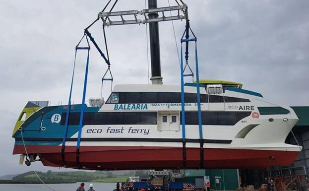 Gondán entrega el tercer catamarán a Balearia