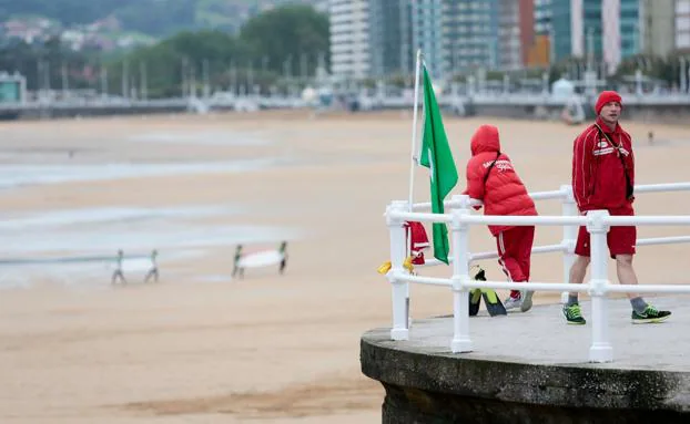Los socorristas ya vigilan     a diario las playas urbanas de Gijón