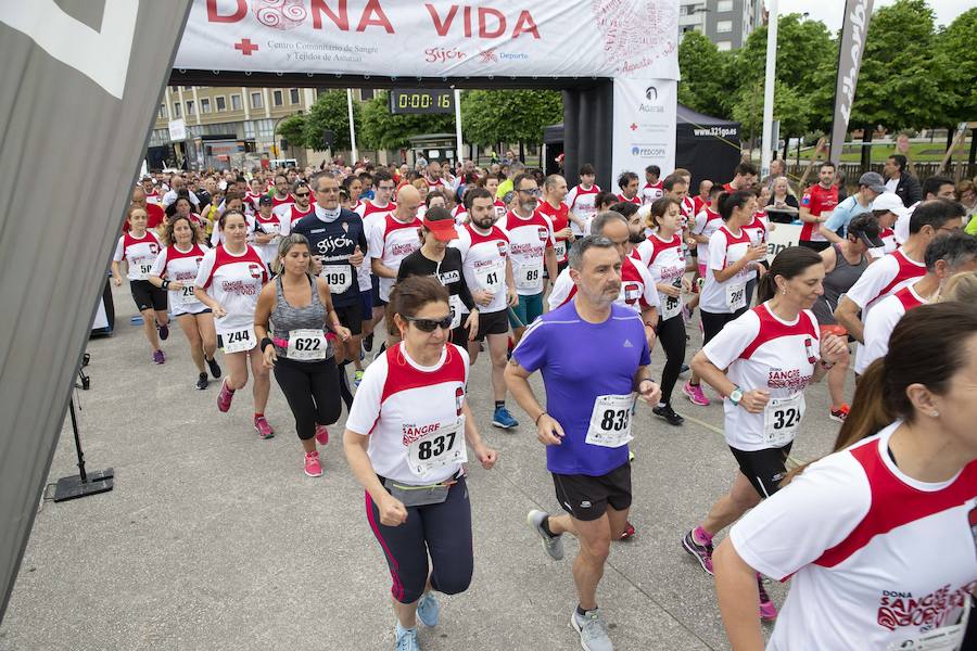 850 personas se sumaron a esta inciativa solidaria organizada por el Centro Comunitario de Sangre y Tejidos de Asturias, con el patrocinio de la Fundación EdP y la colaboración del Ayuntamiento de Gijón, la Dirección General de Deportes y EL COMERCIO