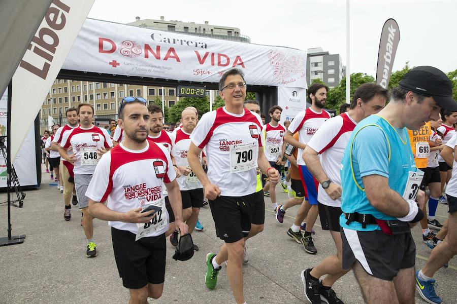 850 personas se sumaron a esta inciativa solidaria organizada por el Centro Comunitario de Sangre y Tejidos de Asturias, con el patrocinio de la Fundación EdP y la colaboración del Ayuntamiento de Gijón, la Dirección General de Deportes y EL COMERCIO