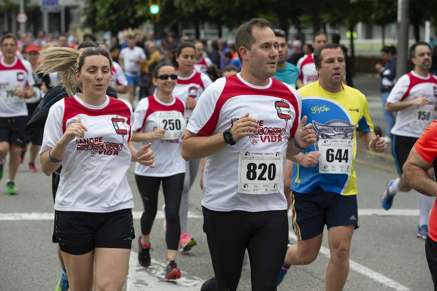 850 personas se sumaron a esta inciativa solidaria organizada por el Centro Comunitario de Sangre y Tejidos de Asturias, con el patrocinio de la Fundación EdP y la colaboración del Ayuntamiento de Gijón, la Dirección General de Deportes y EL COMERCIO