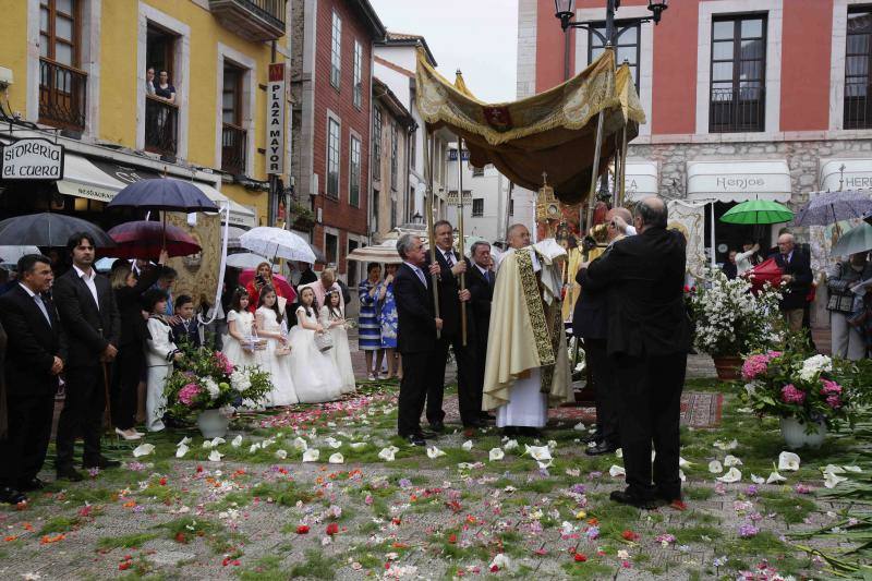 La localidad cambió las flores por serrín y arena a causa del tiempo y Villamayor pujó por los tradicionales ramos y un gallo.