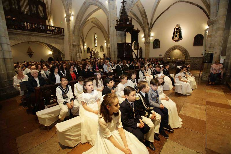 La localidad cambió las flores por serrín y arena a causa del tiempo y Villamayor pujó por los tradicionales ramos y un gallo.