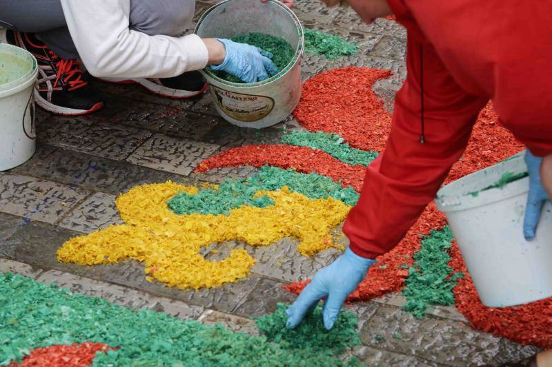 La localidad cambió las flores por serrín y arena a causa del tiempo y Villamayor pujó por los tradicionales ramos y un gallo.