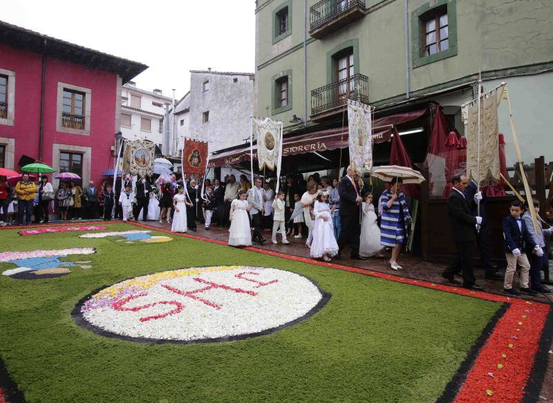 La localidad cambió las flores por serrín y arena a causa del tiempo y Villamayor pujó por los tradicionales ramos y un gallo.