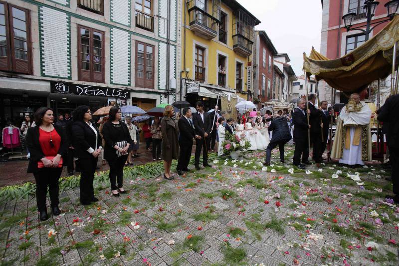 La localidad cambió las flores por serrín y arena a causa del tiempo y Villamayor pujó por los tradicionales ramos y un gallo.