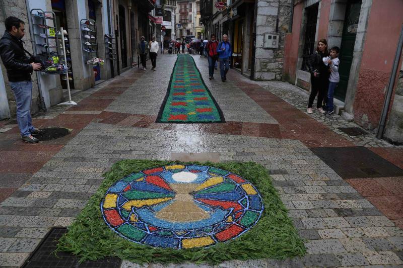 La localidad cambió las flores por serrín y arena a causa del tiempo y Villamayor pujó por los tradicionales ramos y un gallo.