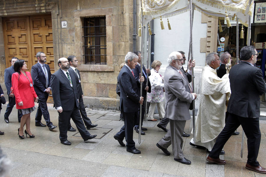 La climatología no acompañó a la capital asturiana pero, a pesar de la lluvia, la misa presidida por el deán llenó la Catedral.