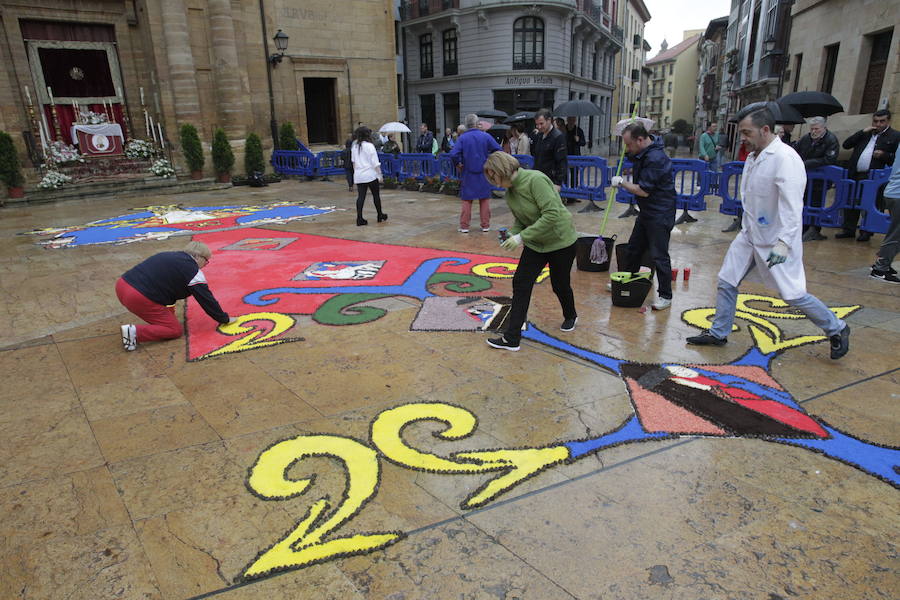 La climatología no acompañó a la capital asturiana pero, a pesar de la lluvia, la misa presidida por el deán llenó la Catedral.