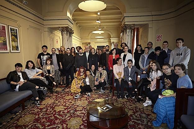 La alcaldesa y la concejala recibieron a los finalistas antes de la gala de clausura. 
